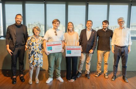 De izquierda a derecha: Mauro Manca, profesor de UIC Barcelona y arquitecto socio-fundador de Energreen Design; Teresa Batlle, arquitecto del estudio Picharchitects/Pich-Aguilera; Agustín Ardisana Witenas, alumno de UIC Barcelona ganador del primer premio; Martina Musacchio, alumna de UIC Barcelona ganadora del segundo premio; Miguel Universidad Internacional de Catalunya Dirección de Comunicación Ángel Gallardo, Business Unit Director de ROCKWOOL Peninsular; Jordi Guivernau, arquitecto por UIC Barcelona y miembro del Departamento Técnico de ROCKWOOL; y Alessio Battistella, arquitecto del estudio ARCò - Architettura e Cooperazione y profesor del Politécnico de Milán.