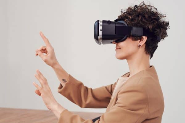 Figura 8. https://www.pexels.com/es-es/foto/persona-que-usa-gafas-de-realidad-virtual-3183143/