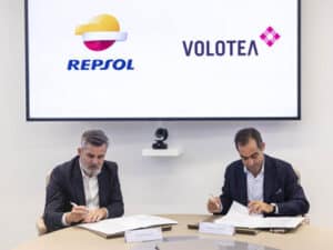 Valero Marín, Director General de Cliente de Repsol, y Carlos Muñoz, Fundador y CEO de Volotea, durante la firma del acuerdo.