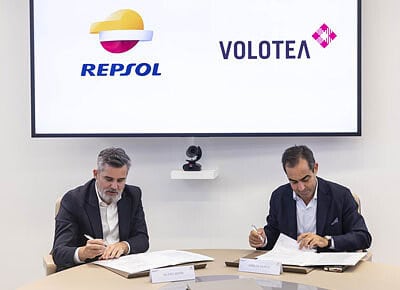 Valero Marín, Director General de Cliente de Repsol, y Carlos Muñoz, Fundador y CEO de Volotea, durante la firma del acuerdo.