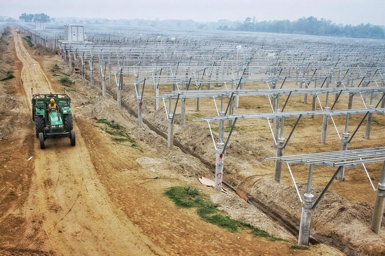 Instalación de paneles solares en un campo agrícola
