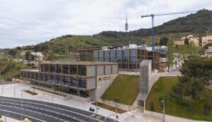 El CaixaResearch Institute con la torre de Collserola de fondo.© Fundación ”la Caixa”