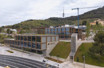 El CaixaResearch Institute con la torre de Collserola de fondo.© Fundación ”la Caixa”