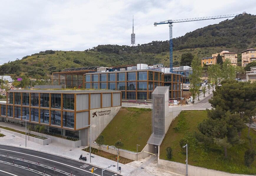 El CaixaResearch Institute con la torre de Collserola de fondo.© Fundación ”la Caixa”