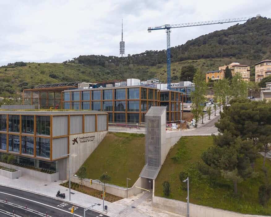 El CaixaResearch Institute con la torre de Collserola de fondo.© Fundación ”la Caixa”