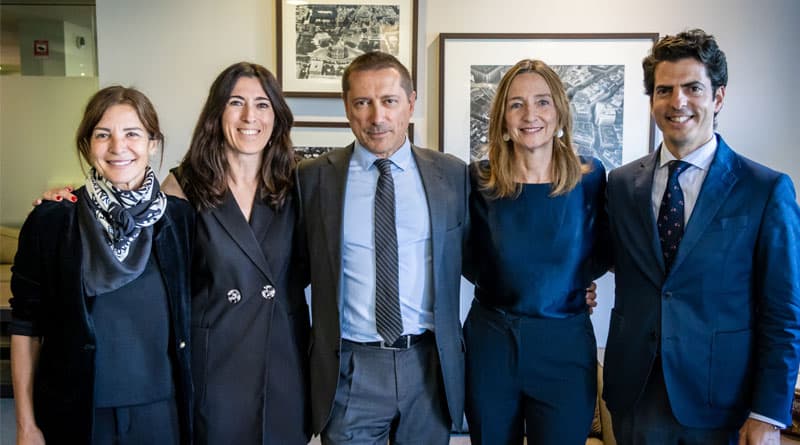 De izq. a der.) Laura Ruiz de Galarreta, directora de relaciones institucionales y comunicación de Ikea; Maica Fernández, directora de la asesoría jurídica de Finsa; Francisco Nuñez, responsable de medioambiente de El Corte Inglés; Eva Mengs, directora de sostenibilidad de Ikea; y Luis Florencio Santa-María, director jurídico de El Corte Inglés.