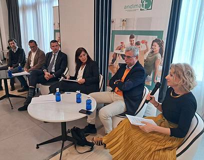 Mesa redonda de la Asamblea Andimat 2026 sobre eficiencia energética y descarbonización de edificios