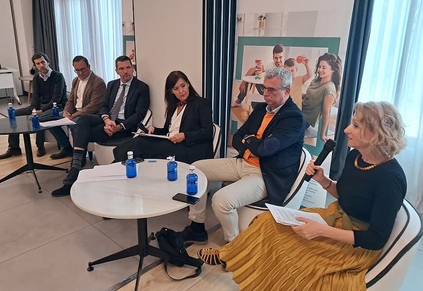 Mesa redonda de la Asamblea Andimat 2026 sobre eficiencia energética y descarbonización de edificios