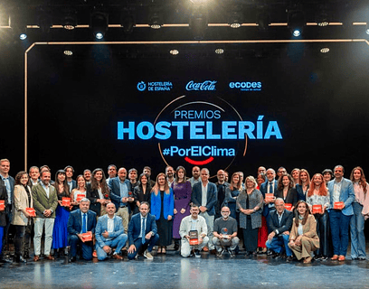 Foto de grupo de los galardonados en los III Premios Hostelería #PorElClima 2026 celebrados en el Gran Teatro Príncipe Pío de Madrid
