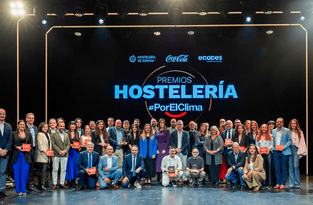 Foto de grupo de los galardonados en los III Premios Hostelería #PorElClima 2026 celebrados en el Gran Teatro Príncipe Pío de Madrid