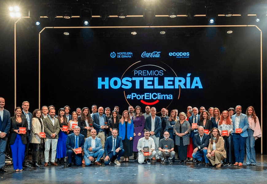 Foto de grupo de los galardonados en los III Premios Hostelería #PorElClima 2026 celebrados en el Gran Teatro Príncipe Pío de Madrid