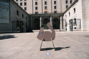 Figura de cartón de Pelton, mascota de la campaña Misión Azul de RECIPAP, frente a la sede del MITECO en Madrid