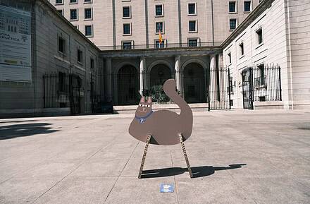 Figura de cartón de Pelton, mascota de la campaña Misión Azul de RECIPAP, frente a la sede del MITECO en Madrid