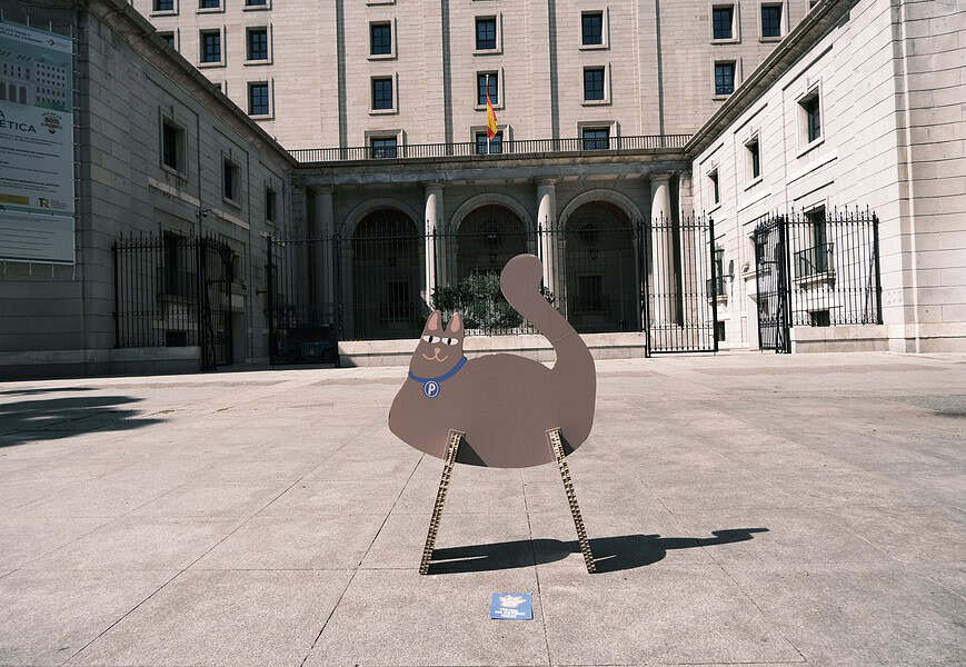 Figura de cartón de Pelton, mascota de la campaña Misión Azul de RECIPAP, frente a la sede del MITECO en Madrid