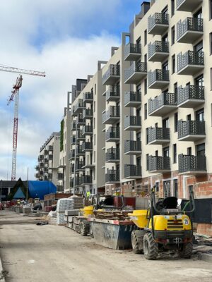 Edificio residencial en construcción con grúa, ejemplo de obra nueva con criterios de eficiencia energética y sostenibilidad