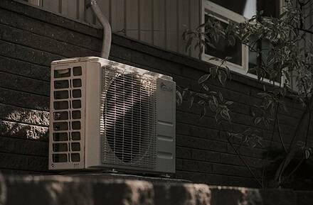 MITECO regula las redes de calor urbanas y destina 50 millones a 37 proyectos con más de 300 MW renovables